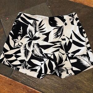Express Womens Black White Tropical Floral Skort Hibiscus Shorts Size 2